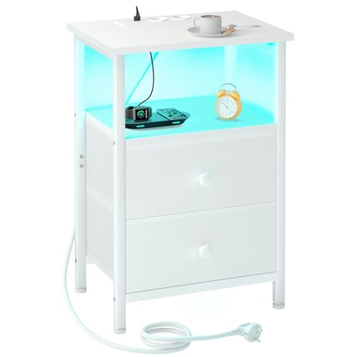 AMHANCIBLE Nachttisch mit LED-Leuchten, Beistelltisch mit Ladestation, 3-stufiger Sofatisch mit 2 Stoffschubladen, Nachtschrank aus Holz mit offenem Regal für Schlafzimmer, Wohnzimmer, Weiß HETS02WT-1