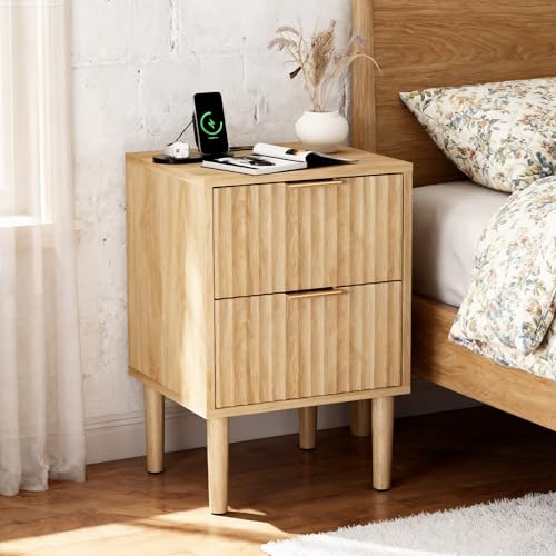 Bonnlo Nachttisch Holz, Beistelltisch mit EU-Steckdose (2 USB + 2 Dreifachstecker), Nachtschrank mit 2 Schubladen, Nachtkommode mit Grilleffekt, P2-Dichtspan (15 mm), 40x39.5x60 cm, Eichenfarbe