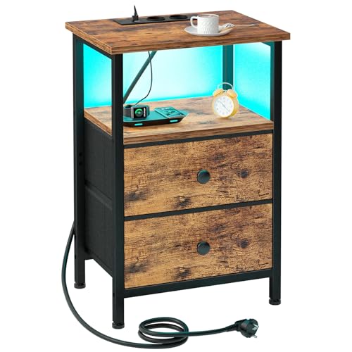AMHANCIBLE Nachttisch mit LED-Leuchten, Beistelltisch mit Ladestation, 3-stufiger Sofatisch mit 2 Stoffschubladen, Nachtschrank aus Holz mit offenem Regal für Schlafzimmer, Wohnzimmer EHETS02BR-1