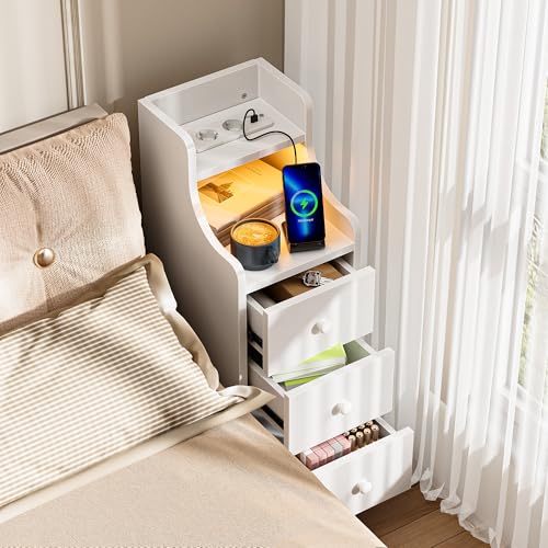 ChromaCasa Nachttisch Schmal Mit LED-Licht Und Ladefunktion, 2AC 2USB Beistelltisch Mit 3 Leisen Schubladen, Nachtschrank Mit Offenem Fach Für Schlafzimmer Wohnzimmer Weiß, 25 Breite
