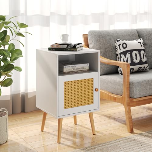 GIANTEX Nachttisch Rattan Boho, Nachtschrank mit offenem Regal & Tür, Nachtkästchen mit Holzbeinen, Nachtkommode Nachtkonsole Landhausstil, Kleiner Beistelltisch Sofatisch, 40 x 40 x 70 cm, weiß