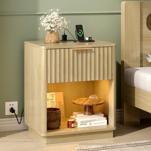 Bonnlo Nachttisch mit Ladefunktion, Beistelltisch mit LED-Leuchten, Nachtschrank mit Steckdosenleiste, USB-A & USB-C, Geriffelte Schubladenfront und goldfarbener Griff, 48 x 38 x 57 cm, Eiche