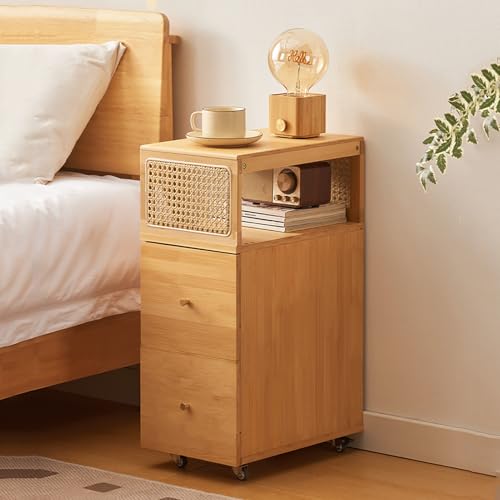 Nileco Boho-nachttisch Aus Rattan und Bambus, Schmaler Nachttisch Im Landhausstil mit Rädern, Beistelltisch mit 2 Schubladen und Offenem Regal für Schlafzimmer Wohnzimmer