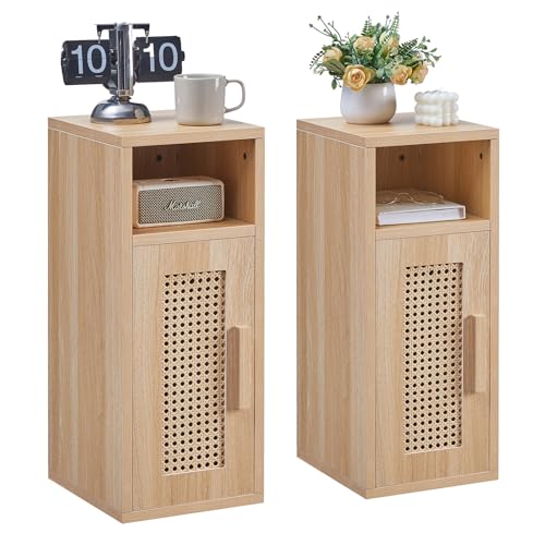 OCTTZ 2er Set Rattan Nachttisch, Schmaler Beistelltisch, Boho-Nachtschrank mit Magnetische Schranktüren, Nachttisch Holz für Wohnzimmer, Büro, Schlafzimmer, Natürliche Farbe
