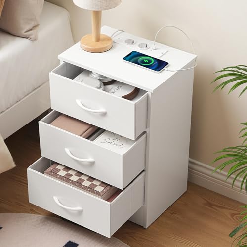 HOOBRO Nachttisch mit Ladestation, schmaler Beistelltisch mit 3 Schubladen aus Vliesstoff, Sofatisch, mit 2 Steckdosen, 1 USB-A, 1 Typ-C, für Wohnzimmer, Schlafzimmer, Weiß EWT193CBZ01