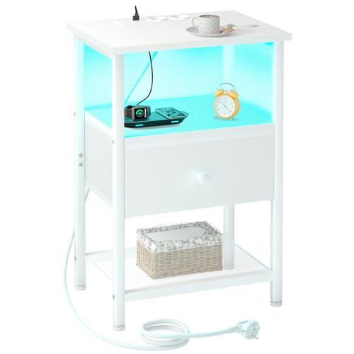 AMHANCIBLE Nachttisch mit Ladefunktion und LED-Leuchten, Beistelltisch mit Stoffschubladen, 3-stufiger Sofatisch mit offenem Regal, Nachtschrank aus Holz für Schlafzimmer, Wohnzimmer, Weiß EHETS01WT-1