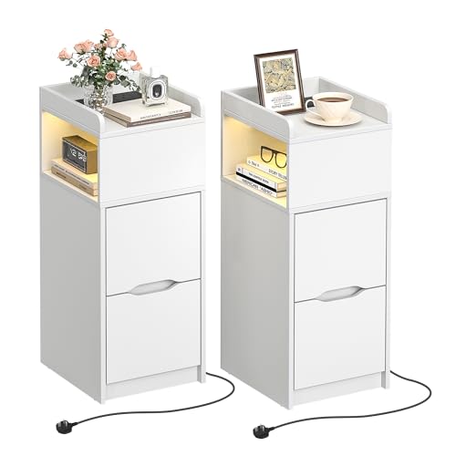 Quikraen Schmaler Nachttisch 2er Set mit Steckdose und LED, Moderne Beistelltische mit 2 Schubladen und offenem Fach, Kleine Nachtschränke für Schlafzimmer, Weiß (26.2x29.6x65cm)