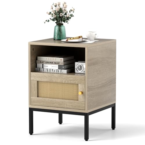 GIANTEX Nachttisch aus Rattan, Boho-Tisch mit Schrank und Regal, Akzenttisch für Bett mit Metallbeinen, kompakter Beistelltisch im Bauernhofstil für Schlafzimmer, Wohnzimmer, Natur