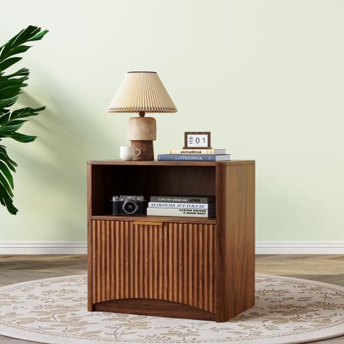 kozamas Nachttisch mit offener Schublade, genutetes Design & goldenen Metallgriffen, Nussbaum-Optik, platzsparender Beistelltisch für Schlafzimmer und Wohnzimmer, Maße 58 × 38 × 60 cm