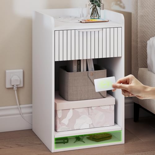 YOSHOOT Nachttisch mit Ladestation NFC-Schloss, Kommode mit verstecktem Fach zur Aufbewahrung von Wertsachen, Beistelltisch mit Schublade offenem Regal für Wohnzimmer Schlafzimmer,35*35*60cm (Weiß)