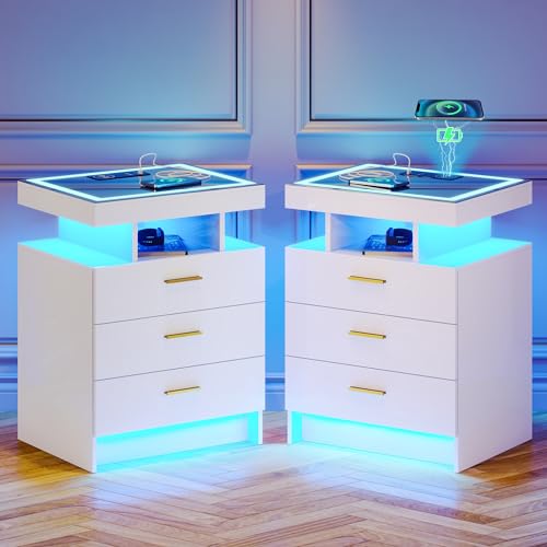 Gurexl Nachttisch Schlafzimmer 2er Set,Side Table mit Kabellosem Laden und Sensoren,Kommode mit 24-Farbigen RGB-Lichtern,Hochglanz Nachttisch mit Glasplatte,3 Schubladen 1 Offenes Fach,Weiß