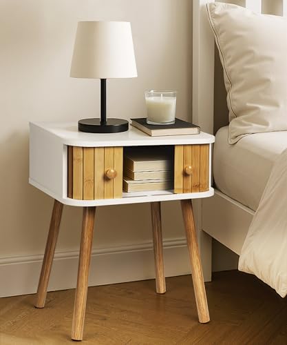 SUMGAR Nachttisch Weiß Beistelltisch Bambus Nachtschrank mit 2 Schiebetüren Bedside Table mit Beine aus Massivholzholz Kleiner Nachtkästchen für Schlafzimmer Wohnzimmer Sofatisch für Boho Zimmer Deko